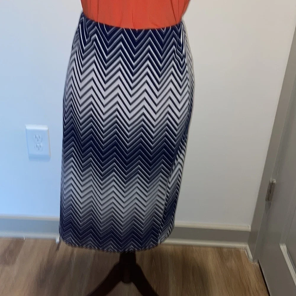 Textured navy skirt - Picture 4 of 5
